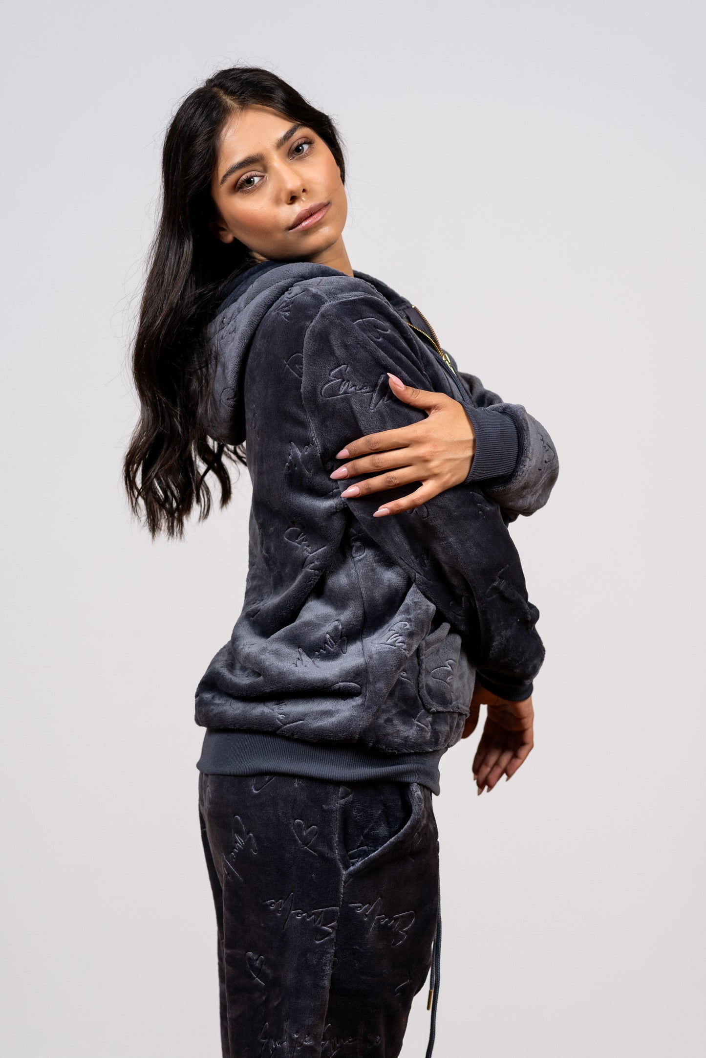 סט פיג’מה פליז עם רוכסן וכיתוב אופנתי