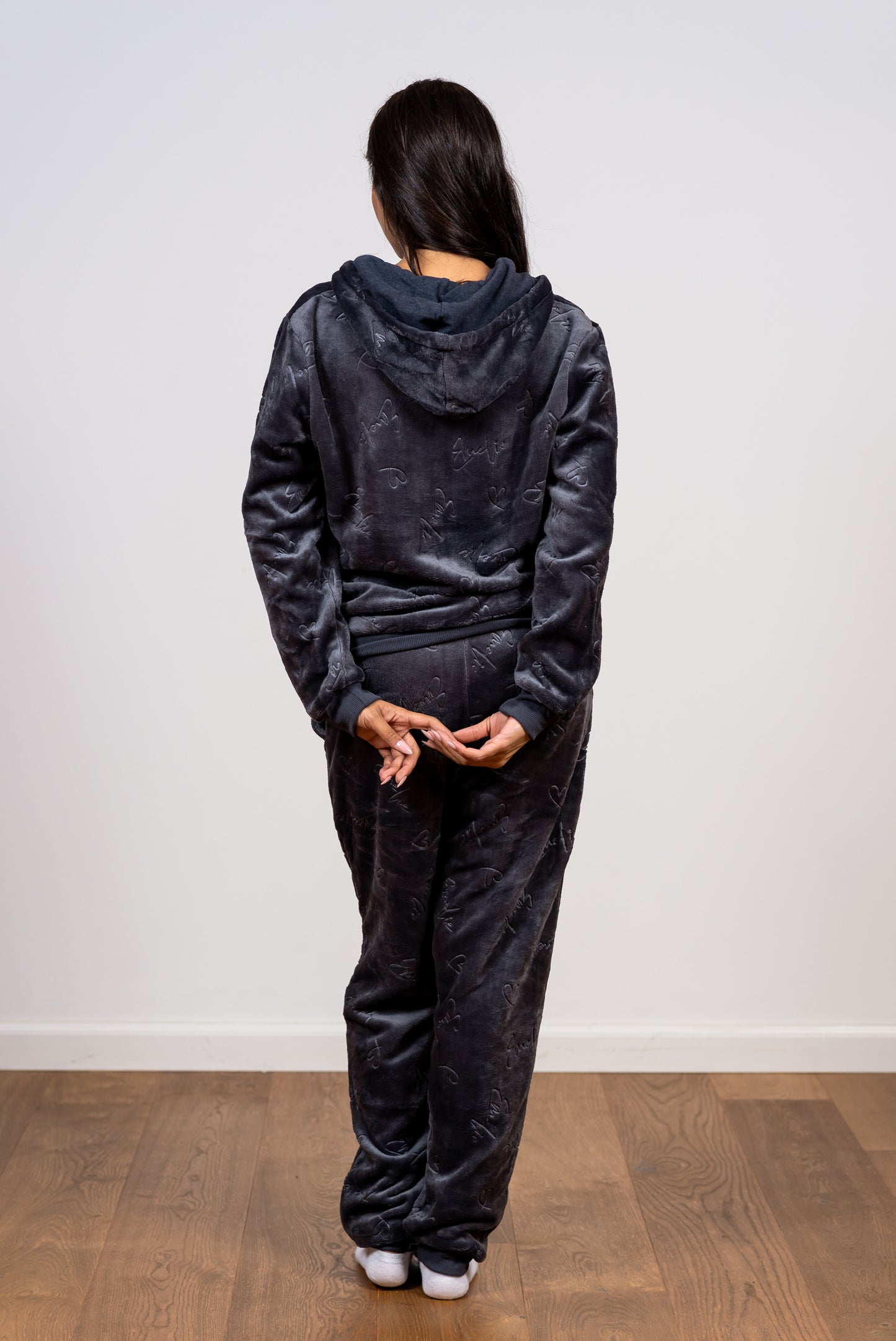 סט פיג’מה פליז עם רוכסן וכיתוב אופנתי