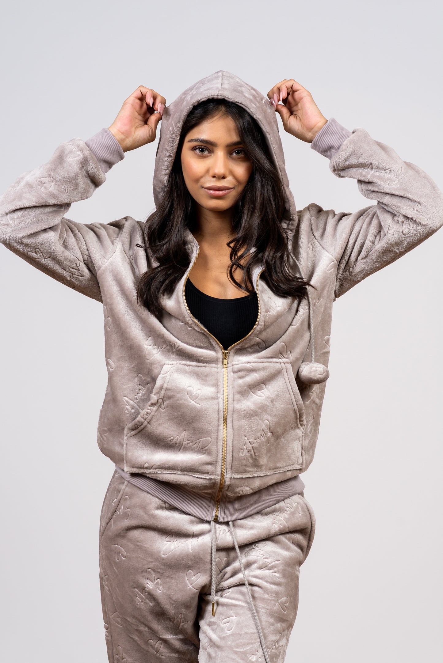 סט פיג’מה פליז עם רוכסן וכיתוב אופנתי