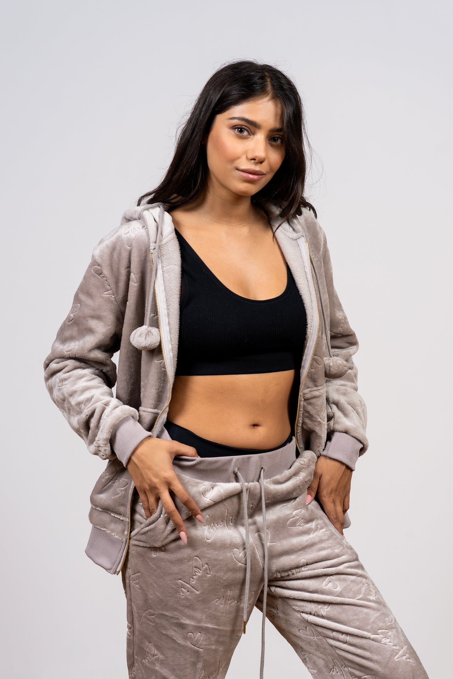 סט פיג’מה פליז עם רוכסן וכיתוב אופנתי