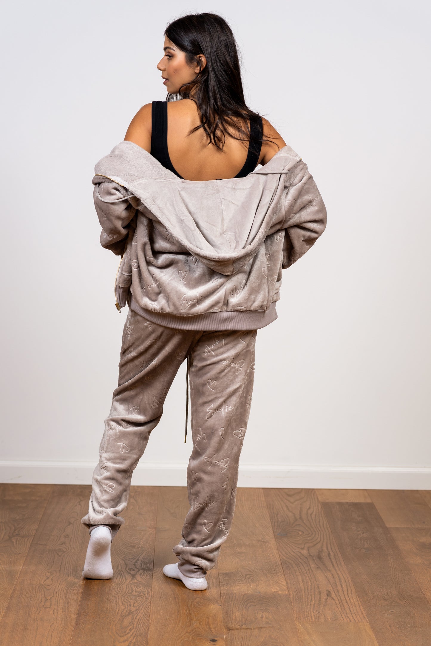 סט פיג’מה פליז עם רוכסן וכיתוב אופנתי