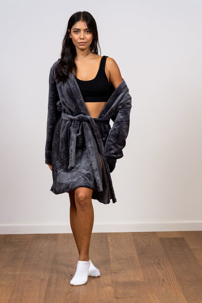 חלוק פליז קצר עם הדפס