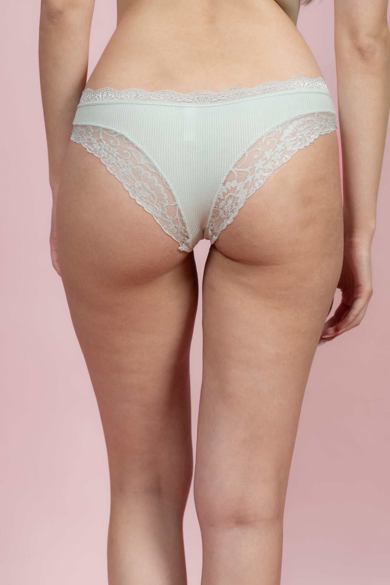 תחתון ברזילאי בשילוב תחרה