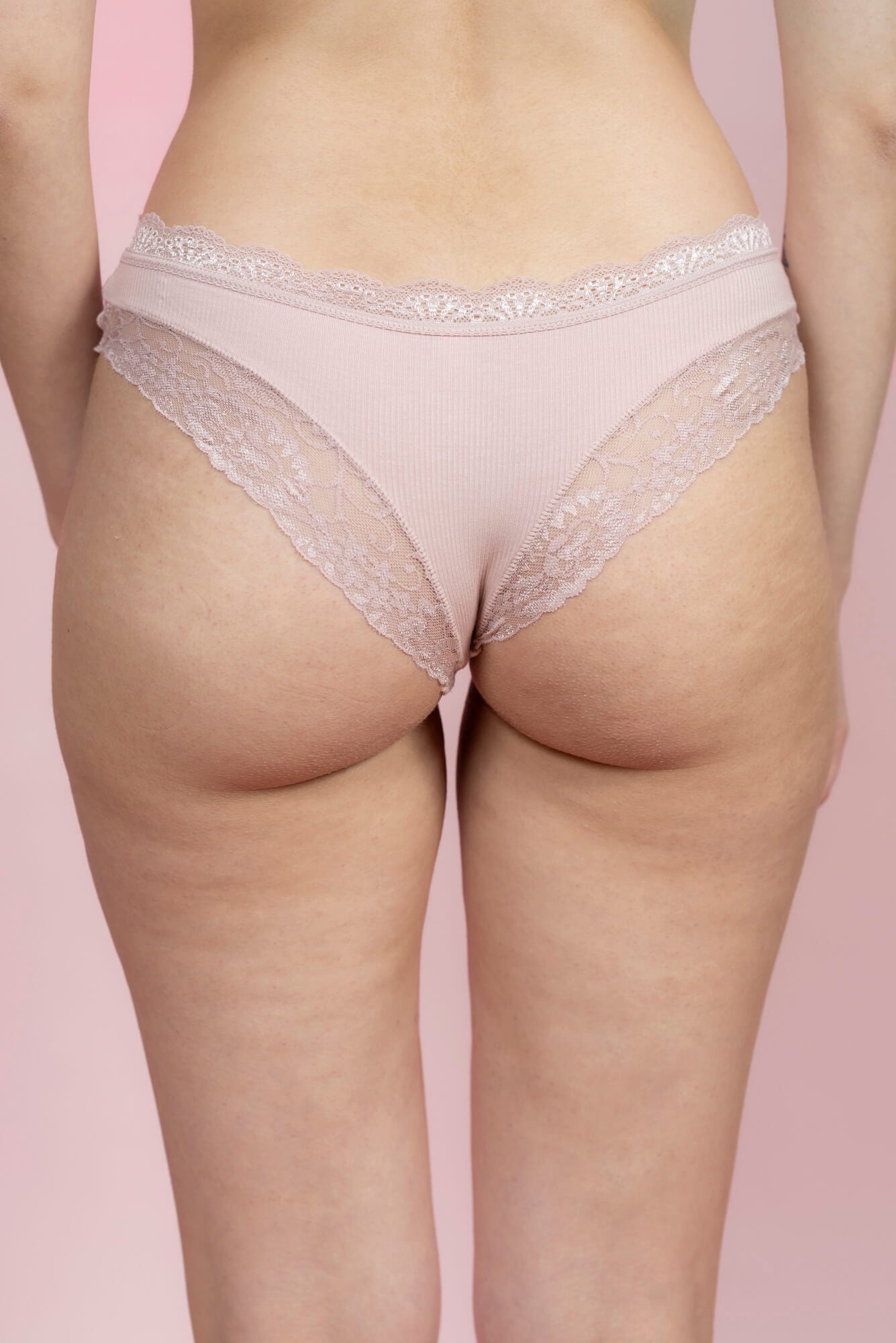 תחתון ברזילאי בשילוב תחרה