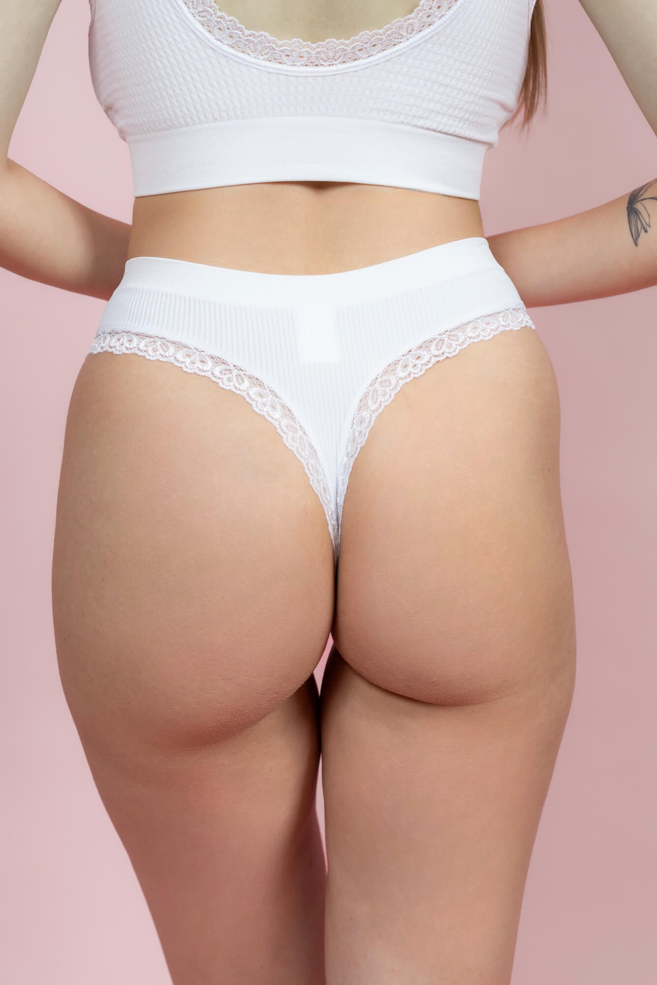 תחתון חוטיני בשילוב תחרה